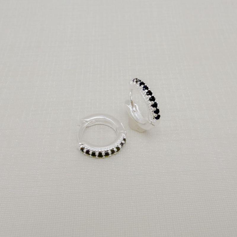 05.3091.2.S - Argola uma fileira de zircônia, cravação pontilhadinha na lateral e acabamento liso, menor de três.