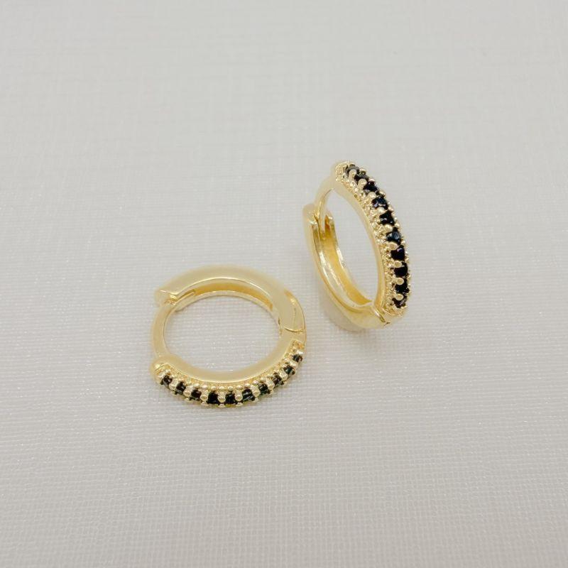 05.3092.2.O - Argola uma fileira de zircônia, cravação pontilhadinha na lateral e acabamento liso, média de três.