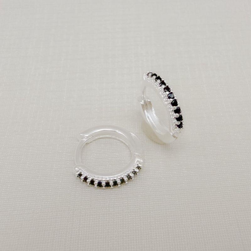 05.3092.2.S - Argola uma fileira de zircônia, cravação pontilhadinha na lateral e acabamento liso, média de três.