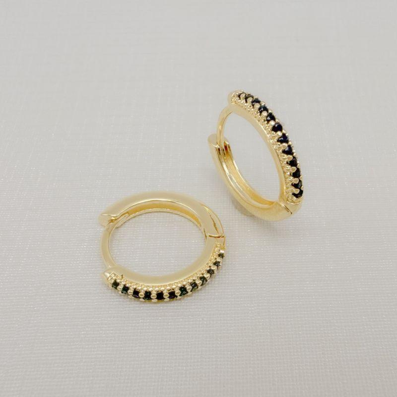 05.3093.2.O - Argola uma fileira de zircônia, cravação pontilhadinha na lateral e acabamento liso, maior de três.