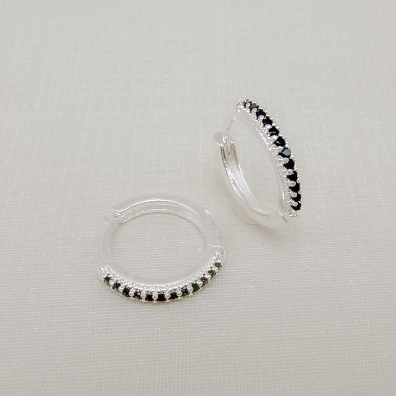 05.3093.2.S - Argola uma fileira de zircônia, cravação pontilhadinha na lateral e acabamento liso, maior de três.