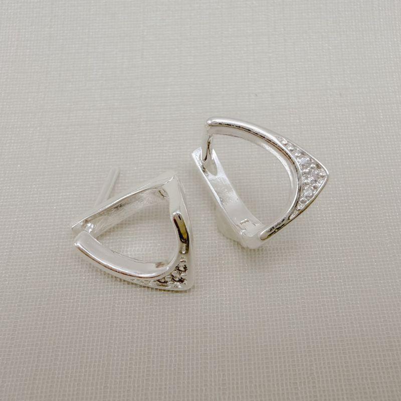 05.3096.1.S - Argola desenho boomerang com cravação no bico.