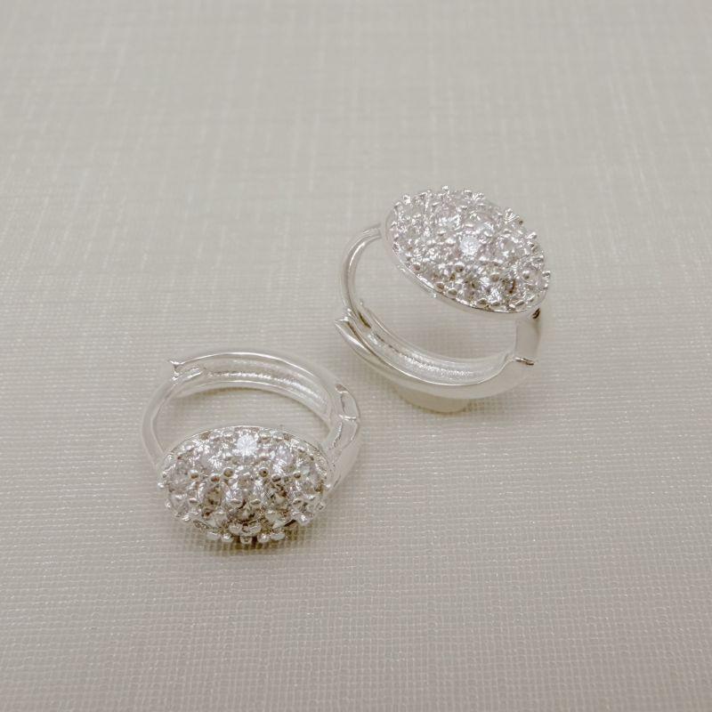 05.3098.1.S - Argola com meia bola oval cravejada.