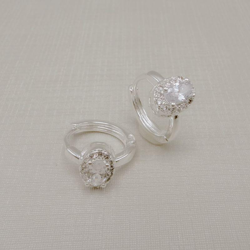 05.3099.1.S - Argola zircônia oval na horizontal com borda cravejada, aro da argola liso.