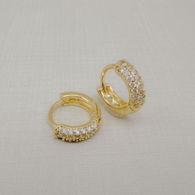 05.3100.1.O - Argola clássica cravejada acabamento côncavo 12mm, menor de duas.