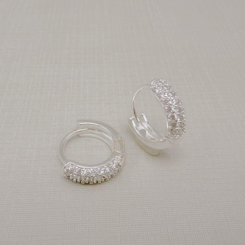 05.3100.1.S - Argola clássica cravejada acabamento côncavo 12mm, menor de duas.