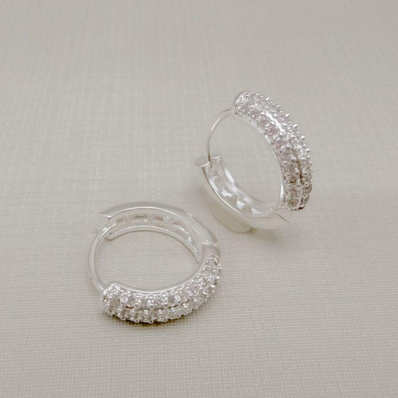 05.3101.1.S - Argola clássica cravejada acabamento côncavo 16mm, maior de duas.