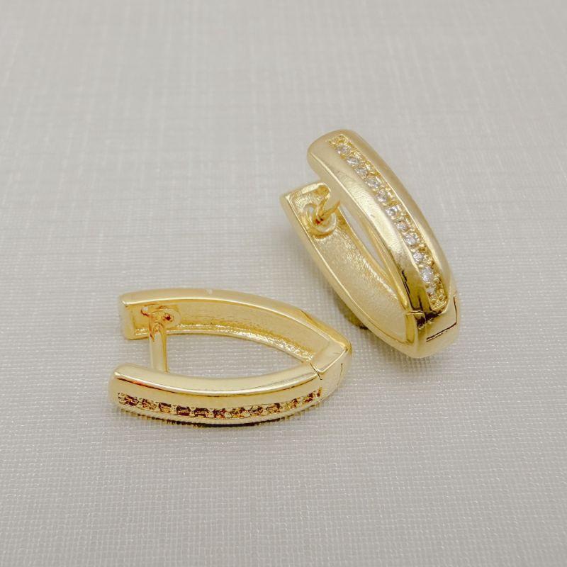 05.3102.1.O - Argola formato V com uma fileira de zircônias na frente e detalhe lateral nas zircônias largo e liso.