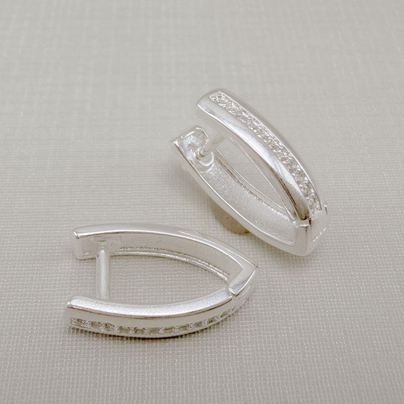 05.3102.1.S - Argola formato V com uma fileira de zircônias na frente e detalhe lateral nas zircônias largo e liso.