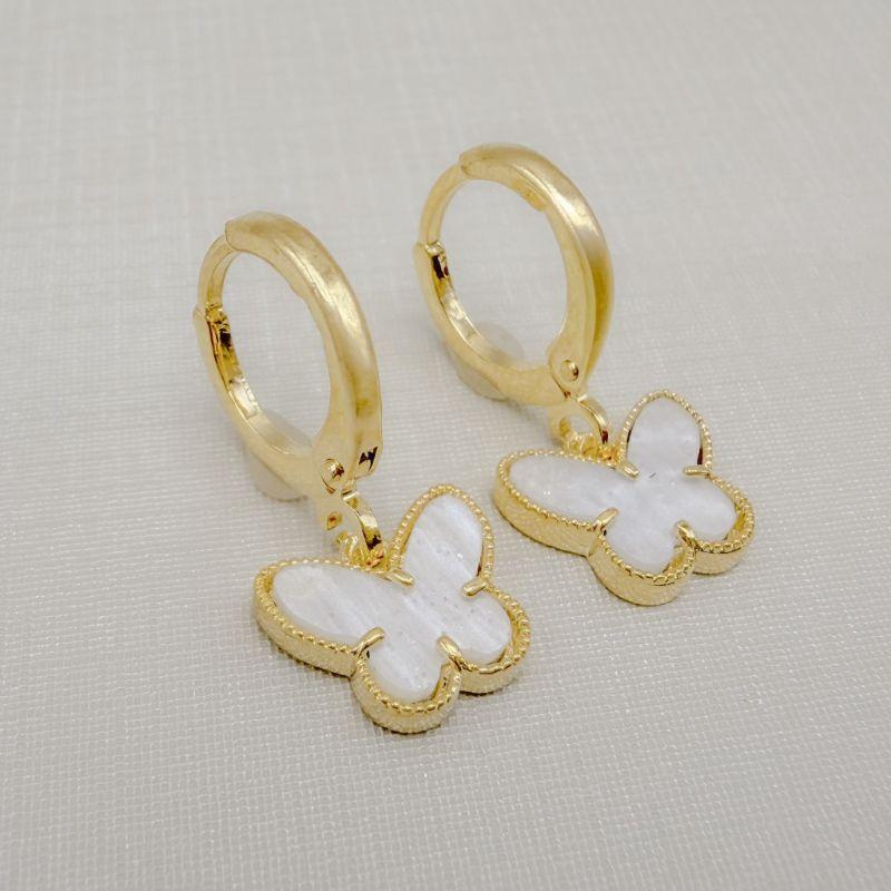 05.3103.15.O - Argola de mola com pingente de borboleta em madrepérola.