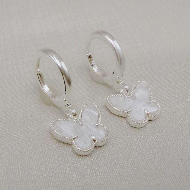 05.3103.15.S - Argola de mola com pingente de borboleta em madrepérola.