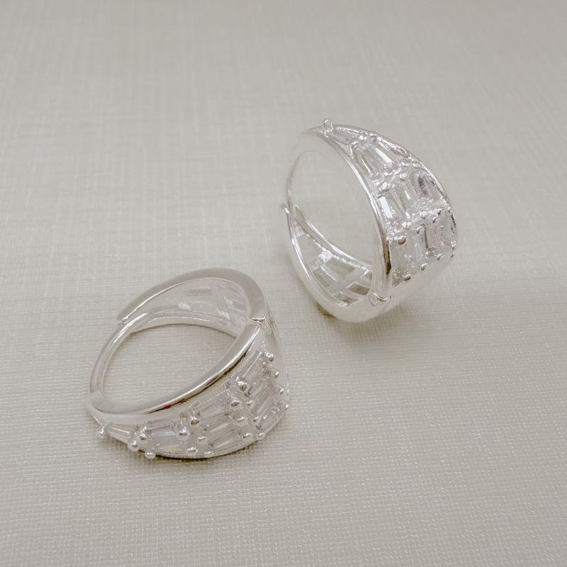 05.3104.1.A - Argola em formato triângulo cravejada em zircônias baguete.