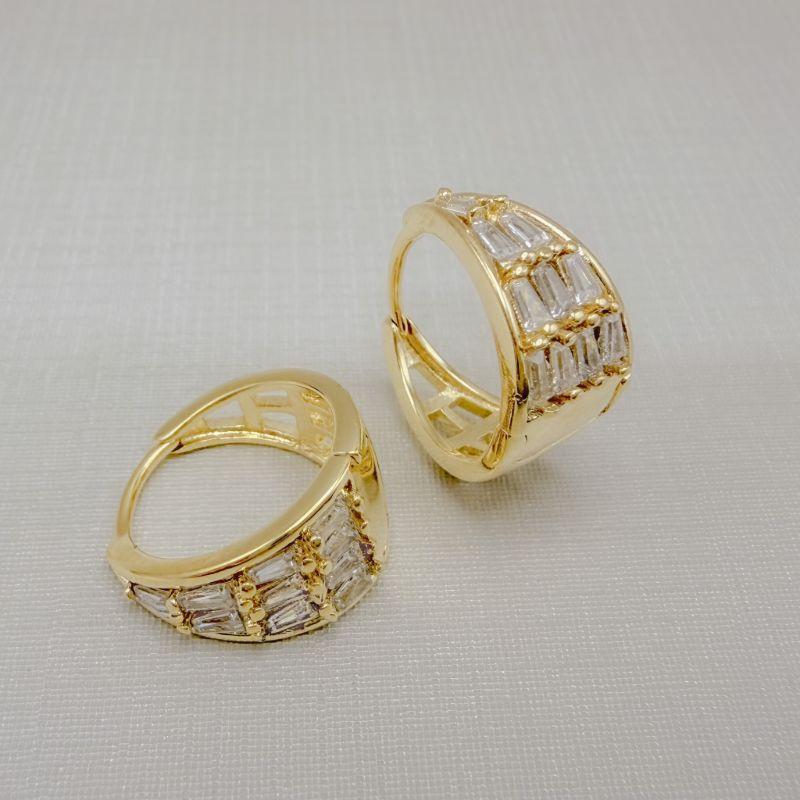 05.3104.1.O - Argola em formato triângulo cravejada em zircônias baguete.