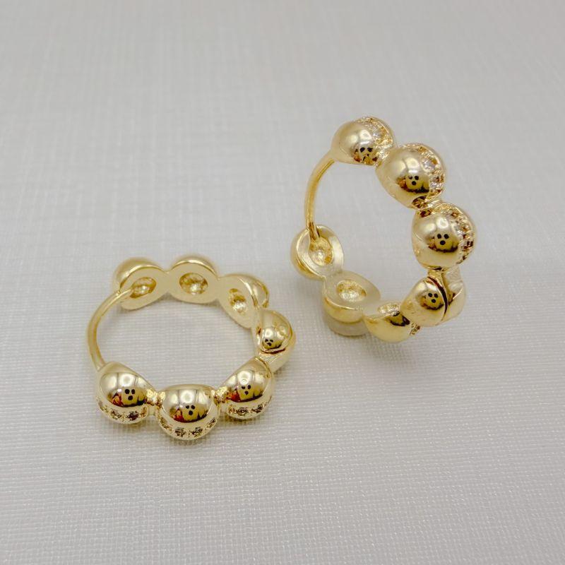 05.3105.1.O - Argola de sete bolas lisas no total com uma fileira de zircônia passando no meio.