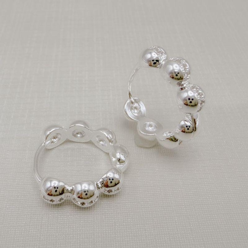 05.3105.1.S - Argola de sete bolas lisas no total com uma fileira de zircônia passando no meio.