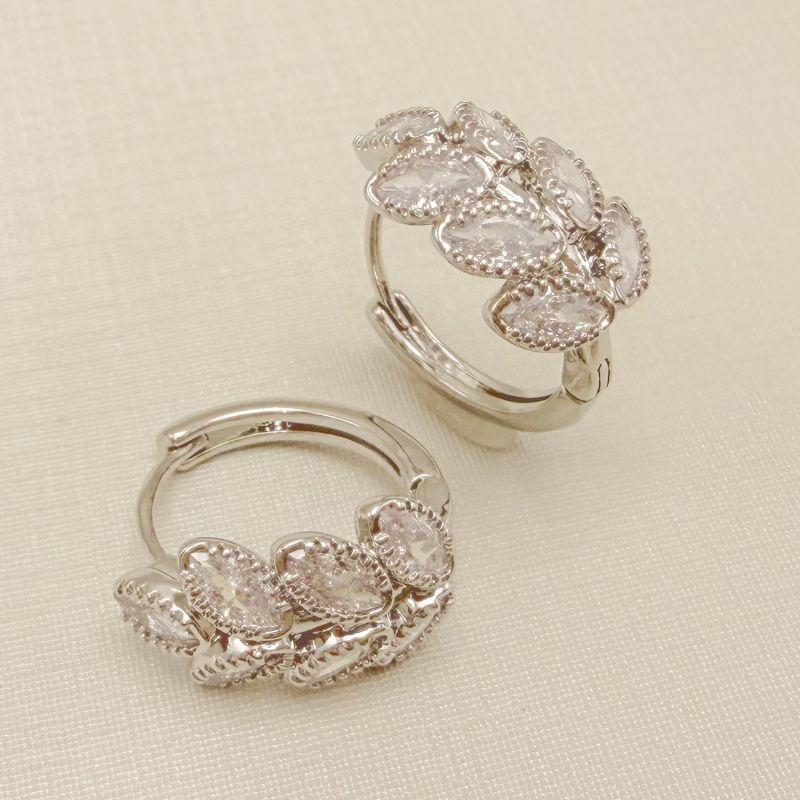 05.3108.1.B - Argola com sete folhas em zircônias navete.