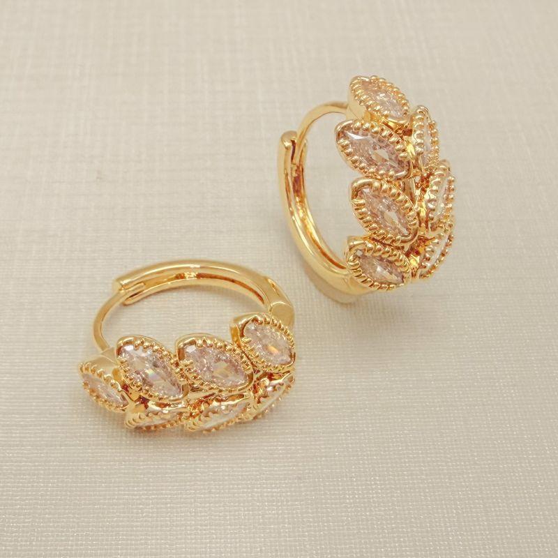 05.3108.1.O - Argola com sete folhas em zircônias navete.