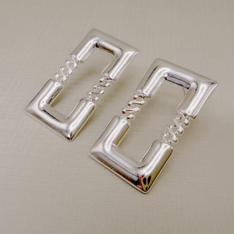 06.1313.0.S - Brinco retângulo liso com elo zig-zag / mola no centro.