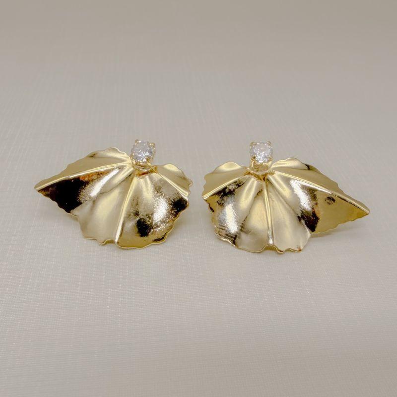 06.1316.1.O - Brinco folha na horizontal e ponto de luz no pino do brinco.