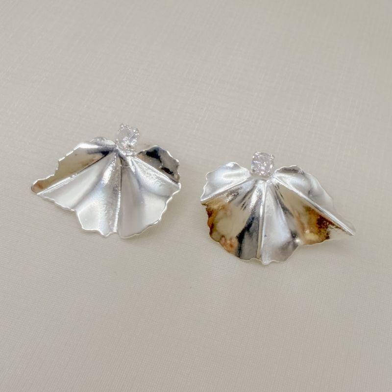 06.1316.1.S - Brinco folha na horizontal e ponto de luz no pino do brinco.