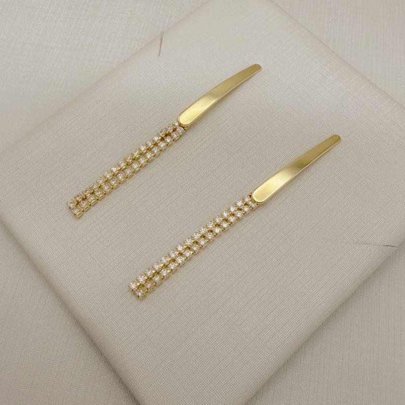 06.1317.1.O - Brinco base longa lisa com duas franjas de zircônia.