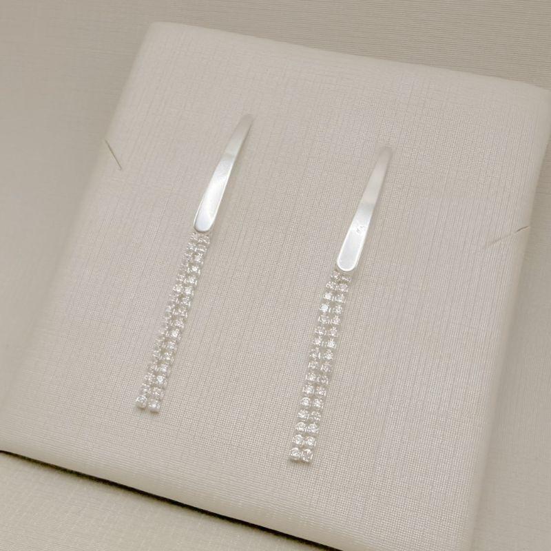 06.1317.1.S - Brinco base longa lisa com duas franjas de zircônia.