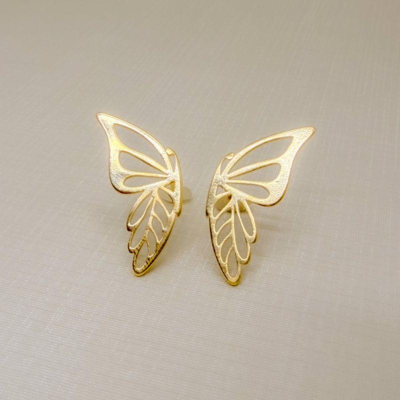 06.1318.0.O - Brinco silhueta de borboleta de perfil.