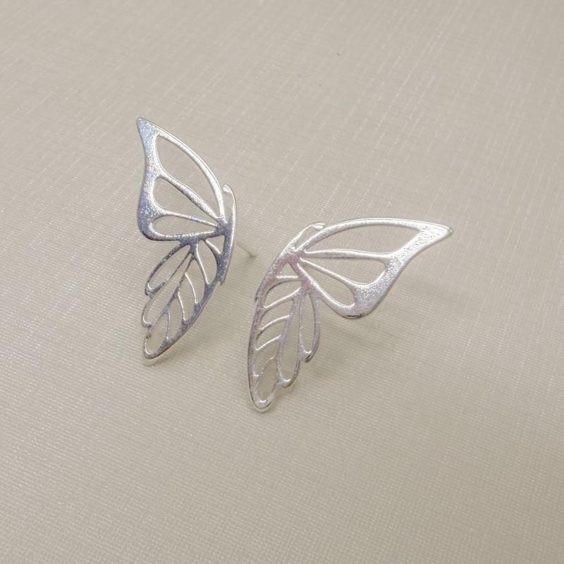 06.1318.0.S - Brinco silhueta de borboleta de perfil.