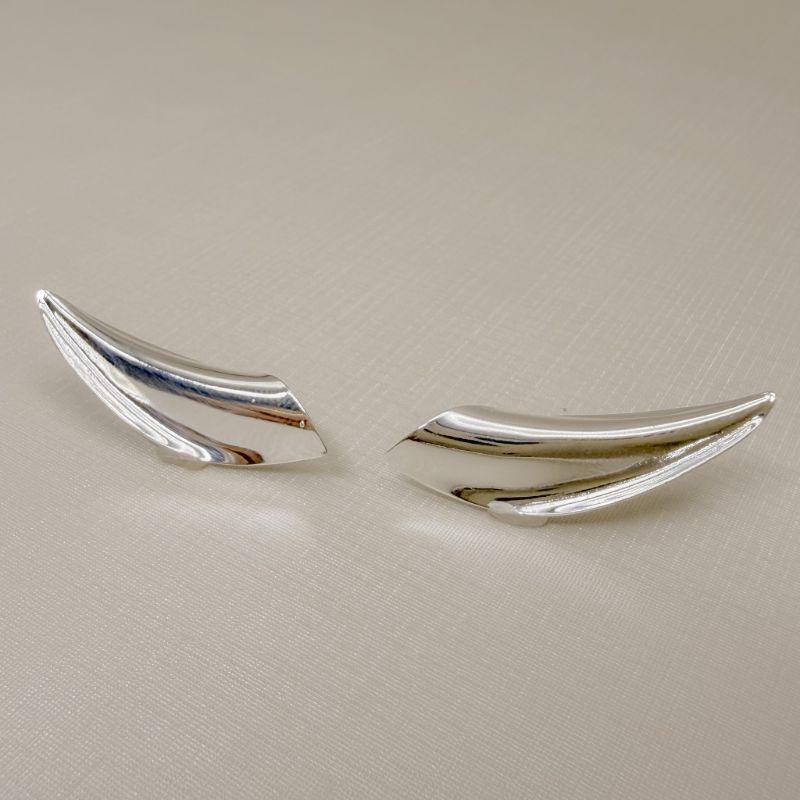 06.1320.0.S - Ear-cuff asa lisa com desenho curvado.