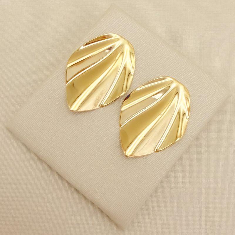 06.1323.0.O - Brinco gota invertida com detalhes na chapa em ondas, brinco orgânico.