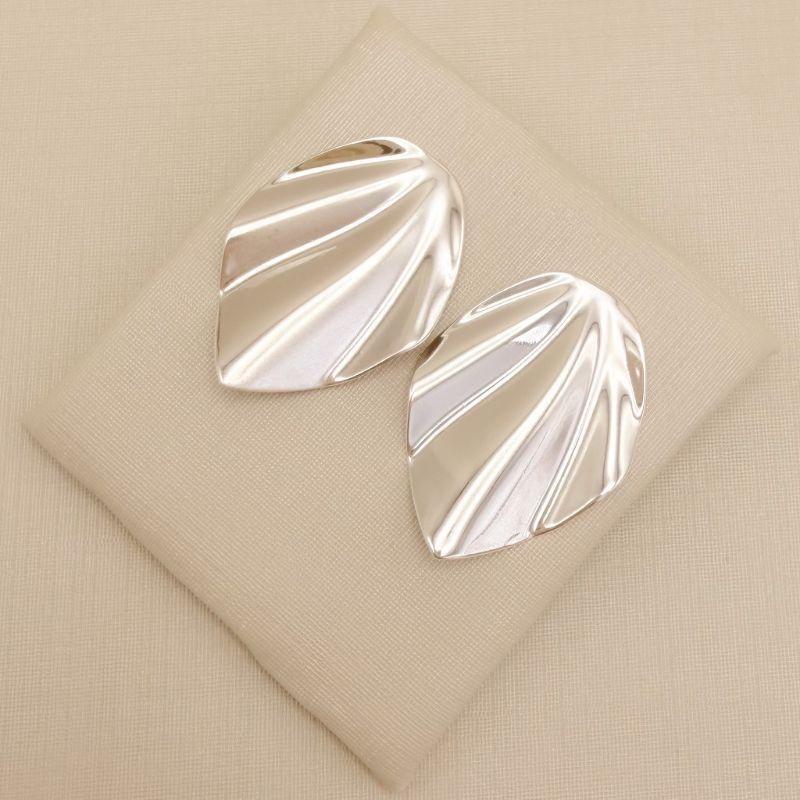 06.1323.0.S - Brinco gota invertida com detalhes na chapa em ondas, brinco orgânico.