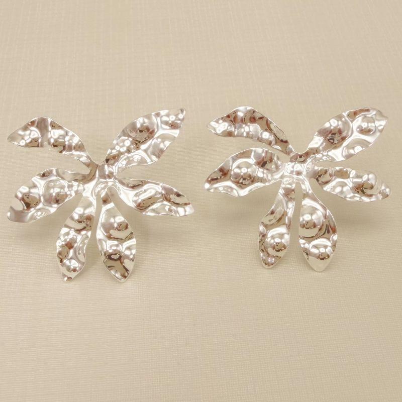 06.1324.0.S - Brinco folha de bordo com chapa trabalhada com amassados circulares.