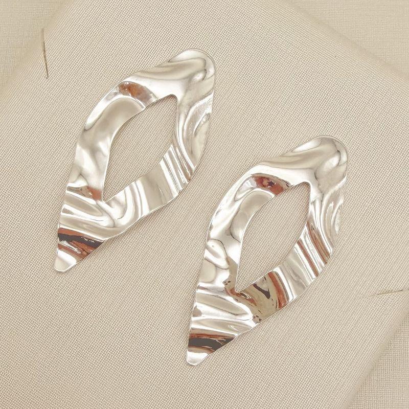 06.1326.0.S - Brinco formato navete com desenho vazado no centro em formato navete e detalhes amassados na chapa, brinco orgânico.