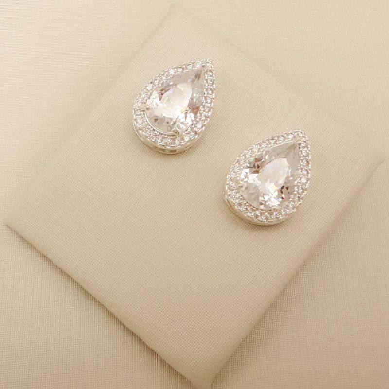 06.1327.1.S - Brinco gota de zircônia com borda cravejada 1,7x1,2cm