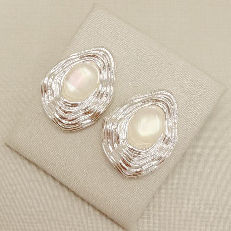 06.1328.15.S - Brinco formato gota com madrepérola oval no centro, brinco orgânico.