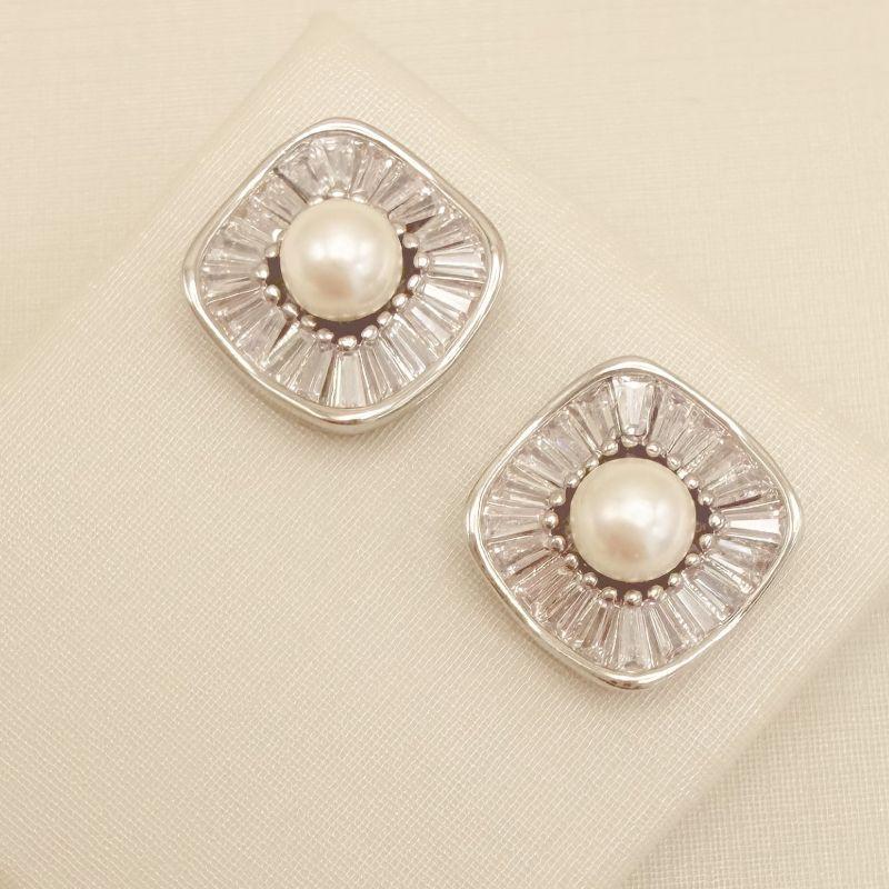 06.1329.15.B - Brinco quadrado com pérola no centro e borda em zircônias baguetes.