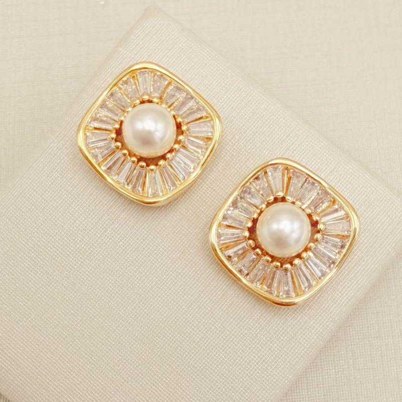 06.1329.15.O - Brinco quadrado com pérola no centro e borda em zircônias baguetes.