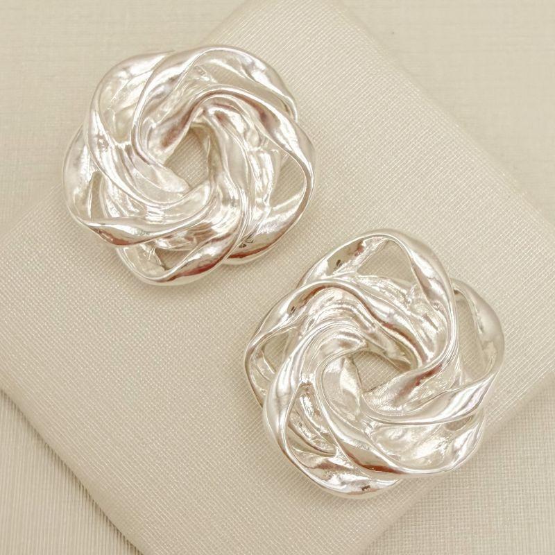 06.1331.0.S - Brinco com cinco fios em fita enlaçados formando um círculo.