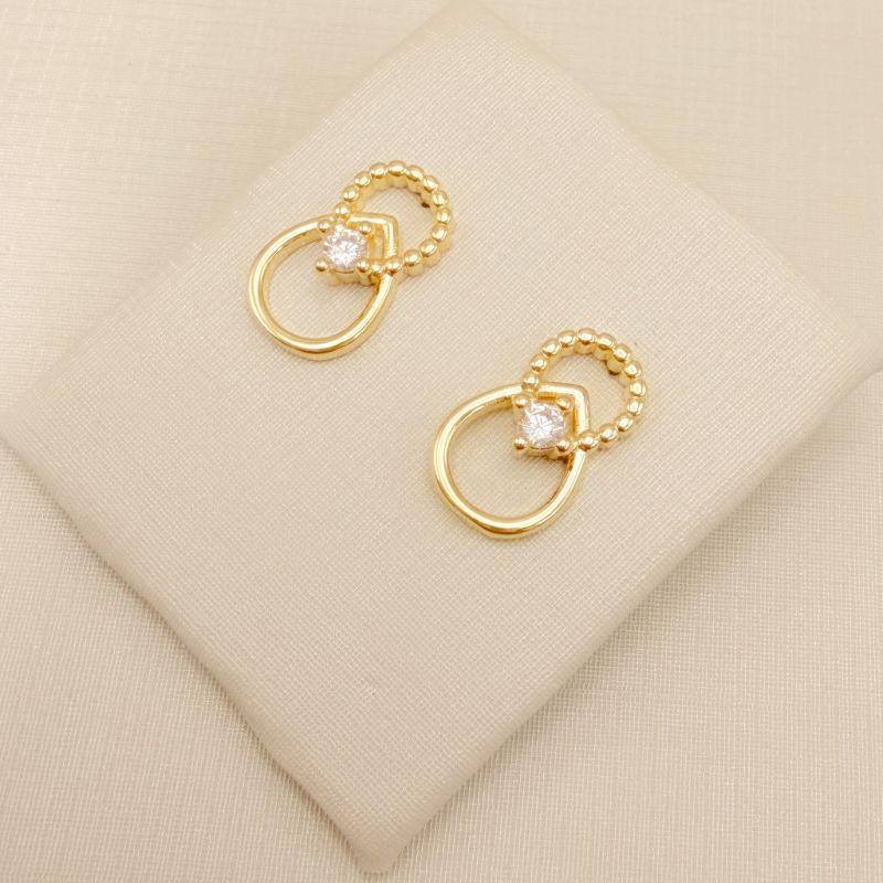 06.1332.1.O - Brinco infinito de duas gotas, sendo uma pontilhada e outra lisa com ponto de luz no centro.