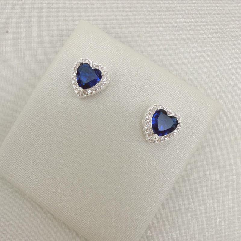 07.2726.4.S - Brinco de coração no centro e borda cravejada 9,8x9,3mm