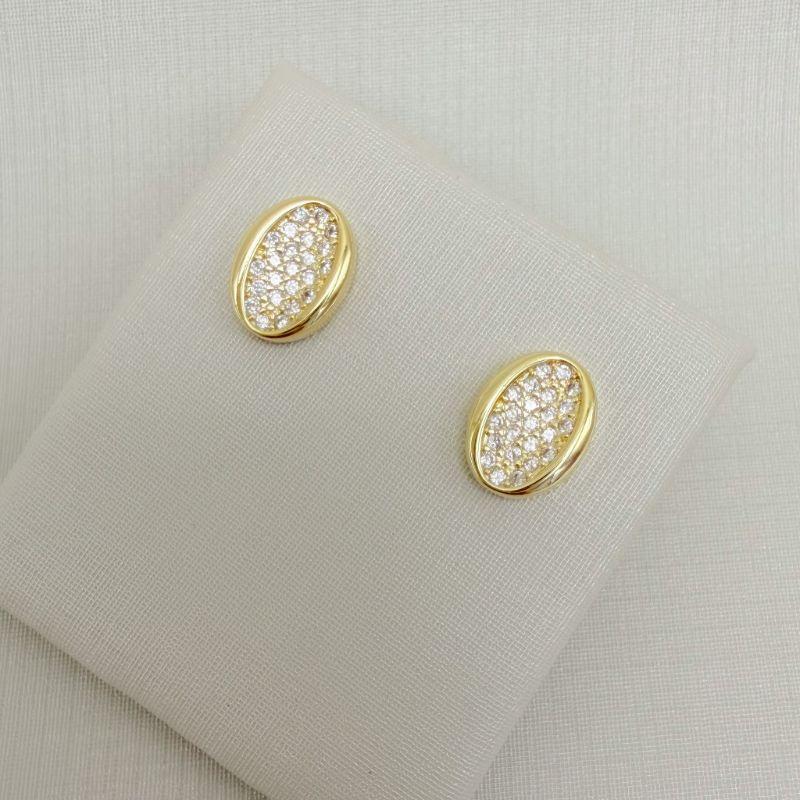 07.2774.1.O - Brinco oval com centro côncavo e cravejado e borda lisa.