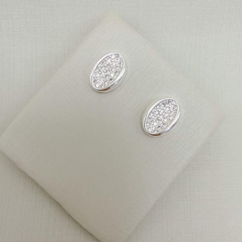 07.2774.1.S - Brinco oval com centro côncavo e cravejado e borda lisa.