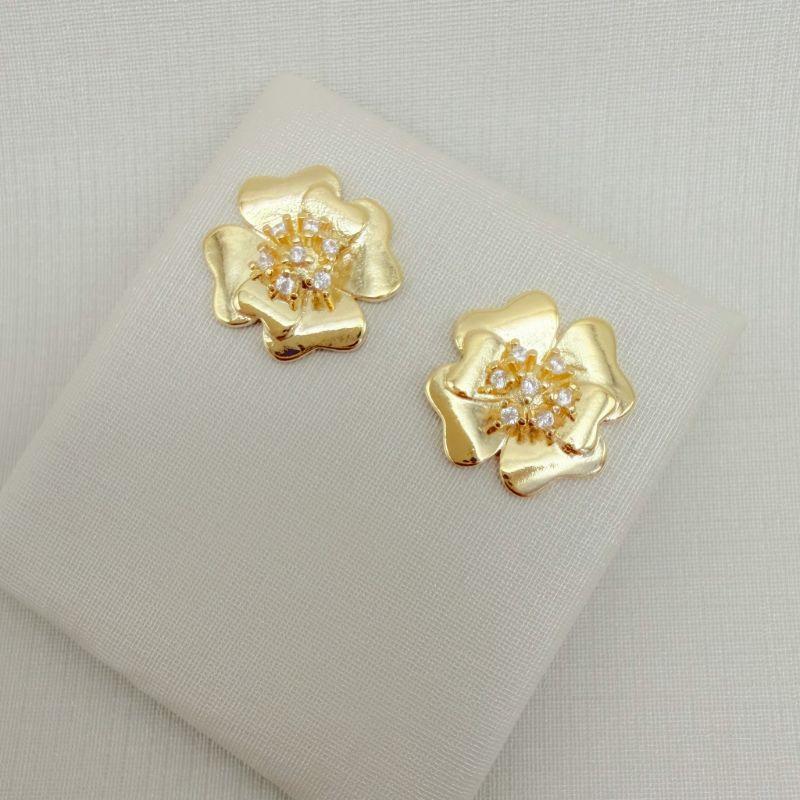 07.2775.1.O - Brinco flor quatro pétalas grandes e duas pétalas pequenas, centro em zircônias em alto relevo.