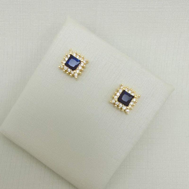 07.2776.4.O - Brinco quadrado com zircônia no centro e borda cravejada modelo spike.