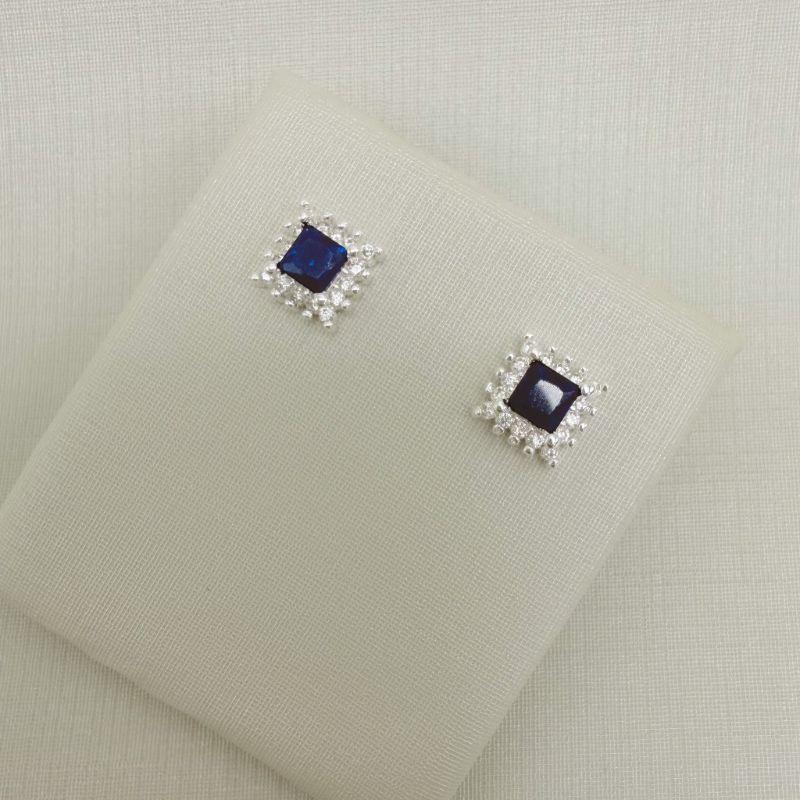 07.2776.4.S - Brinco quadrado com zircônia no centro e borda cravejada modelo spike.