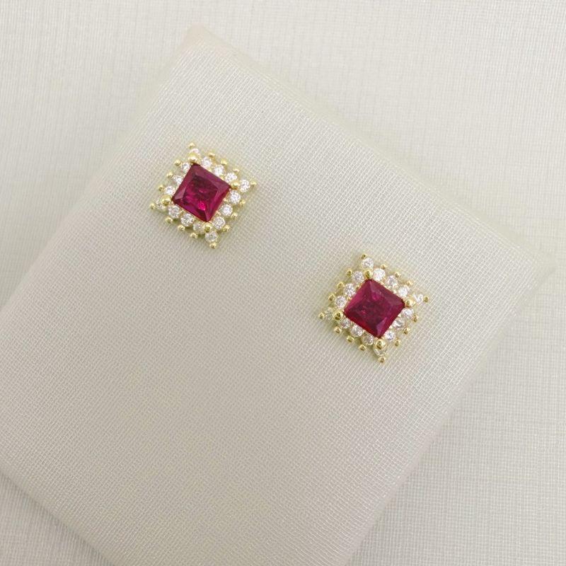 07.2776.6.O - Brinco quadrado com zircônia no centro e borda cravejada modelo spike.