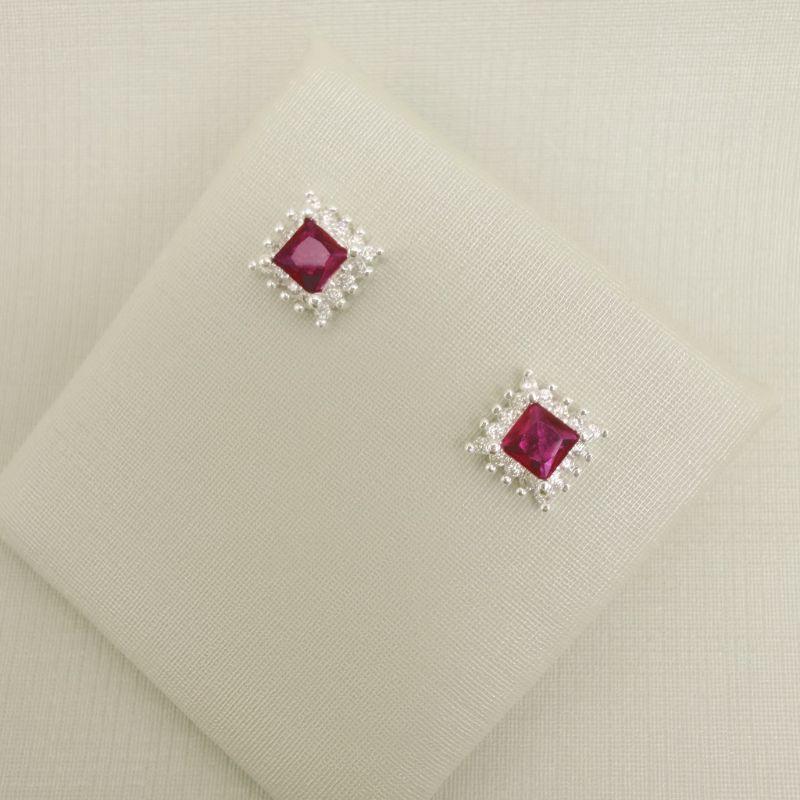 07.2776.6.S - Brinco quadrado com zircônia no centro e borda cravejada modelo spike.