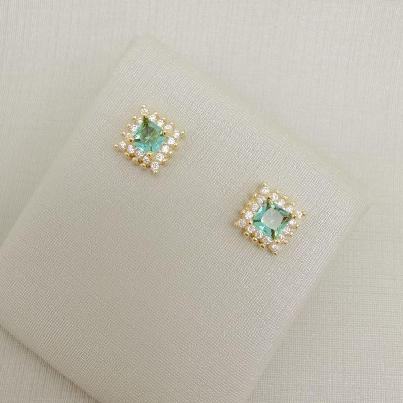 07.2776.9.O - Brinco quadrado com zircônia no centro e borda cravejada modelo spike.