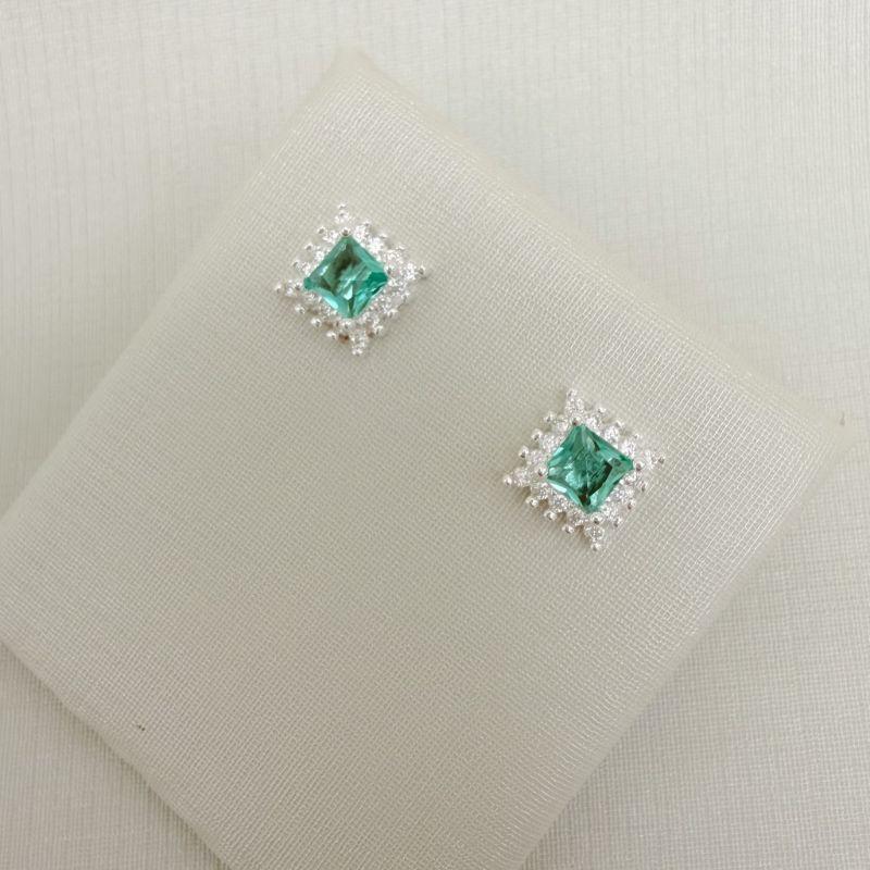 07.2776.9.S - Brinco quadrado com zircônia no centro e borda cravejada modelo spike.