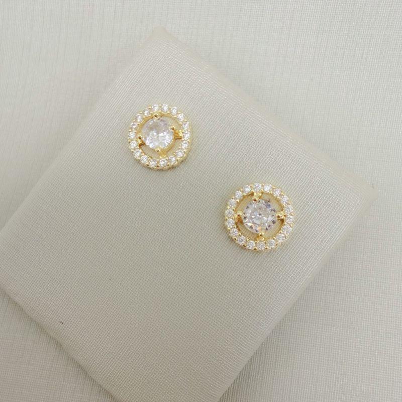 07.2778.1.O - Brinco redondo com ponto de luz no centro e borda cravejada espaçada.